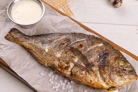 Дорадо на гриле под лимонным соусом