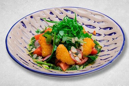 Салат с жаренным тофу, песто из кинзы и овощами