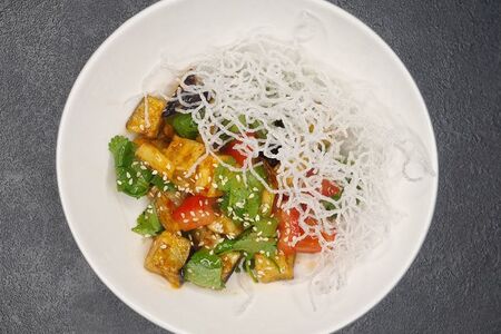 Салат с баклажанами в соусе Сладкий чили