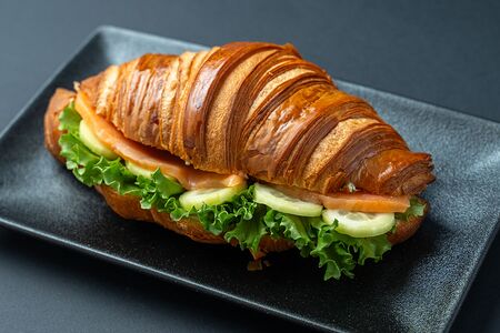 Сэндвич с лососем и зеленым маслом