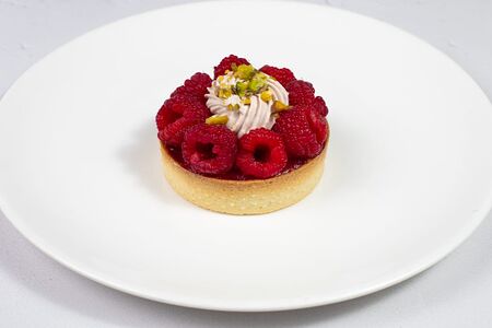 Тарталетка с малиной