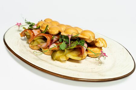 Вафля с копченым окороком, соленым огурчиком и соусом барбекю