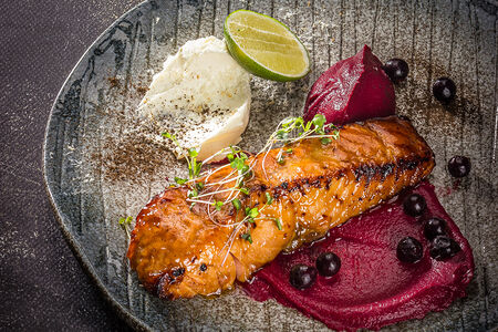 Лосось с пюре из свеклы