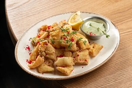 Кальмар фри с икрой масаго и соусом Васаби