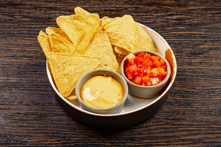 Начос с сальсой и тёплым сырным соусом