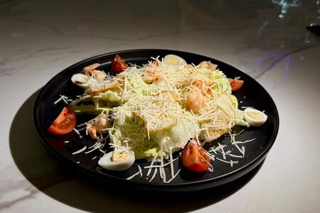 Цезарь с тигровыми креветками