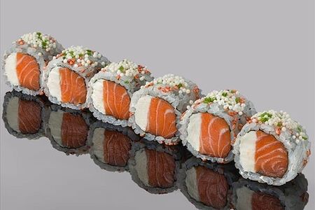 Ролл из лосося с сыром филадельфия и луком-сибулетом