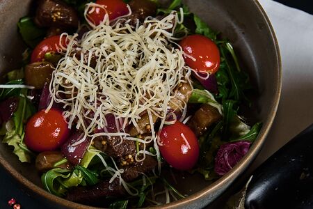 Тёплый салат с телятиной и баклажаном