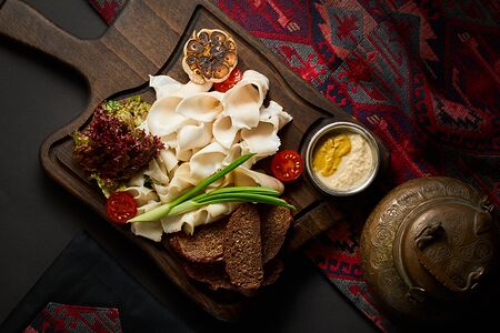 Нарезка домашнего сала