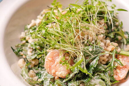 Тёплый салат с креветками, булгуром, ореховым соусом и сыром дорблю