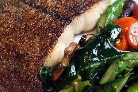 Филе синекорого палтуса с томатами, спаржей, шиитаки