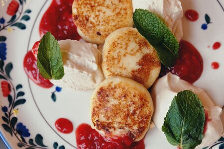 Сырники со сливочно-карамельным кремом и клубничным вареньем