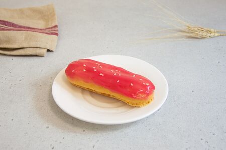 Эклер клубничный