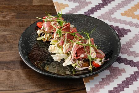 Салат с пастрами