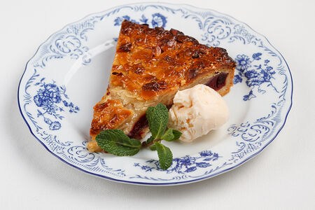 Вишневый пирог с миндальной корочкой