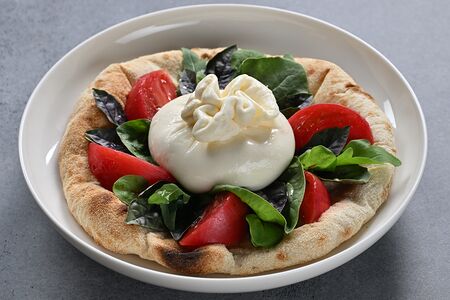 Буррата с томатами