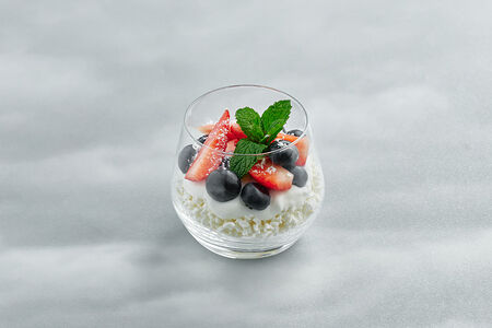 Творог с ягодами