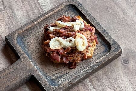 Брускетта с копчёной рваной свининой