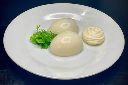 Яйцо под майонезом