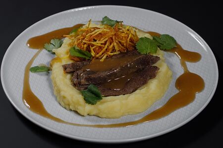 Томленые щечки в карамели из темного пива