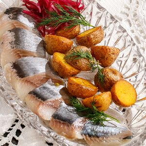 Бочковая сельдь с печеным картофелем