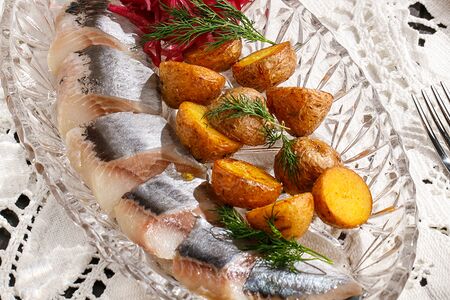 Бочковая сельдь с печеным картофелем