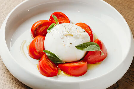 Буррата с помидорами и базиликом
