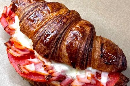 Круассан с индейкой острый 