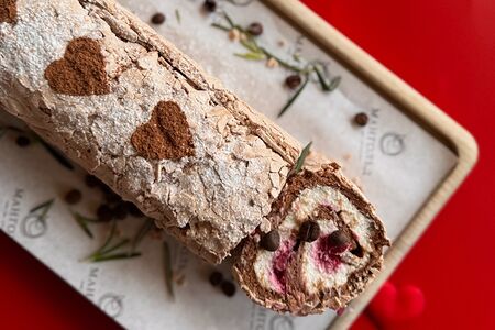 Меренговый рулет вишня-шоколад