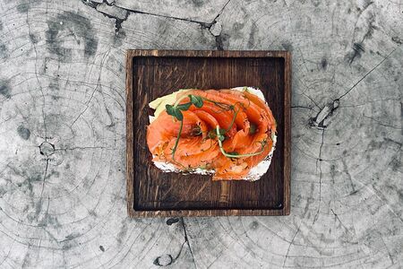 Тост с лососем и авокадо