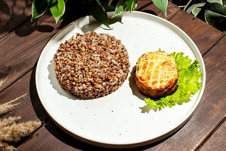 Бифштекс с помидором и гречкой