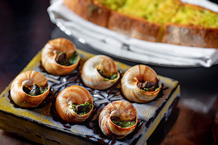 Улитки по-лионски с чесночным багетом