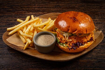 Чикенбургер с куриным бедром и соусом Ранч