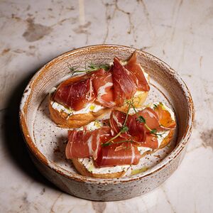 Брускетта с пармской ветчиной