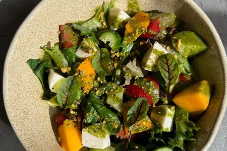 Салат с манго, томатами и миндальной рикоттой