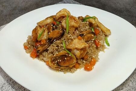 Чесночный рис с морепродуктами и овощами