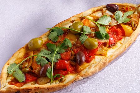 Пиде с печеными овощами и оливками