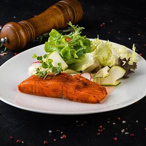 Лосось со свежим салатом и пряным кунжутным соусом