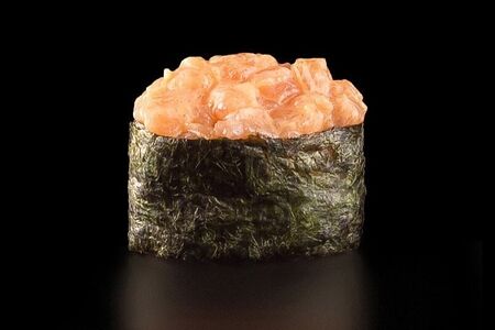 Гункан с лососем