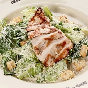 Салат Цезарь с курицей