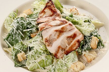 Салат Цезарь с курицей
