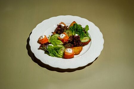 Тёплый салат с картофелем и сёмгой