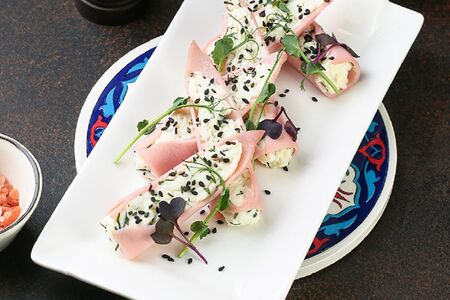 Рулетики ветчинные