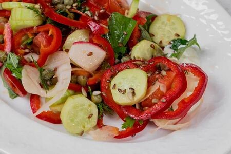 Салат из сезонных овощей