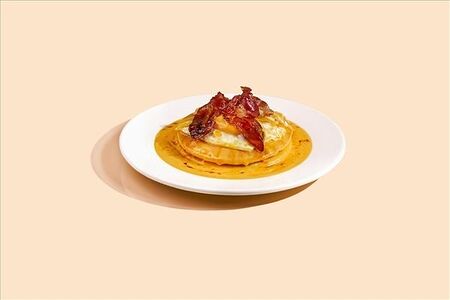 Панкейки с соусом чеддер, беконом и глазуньей