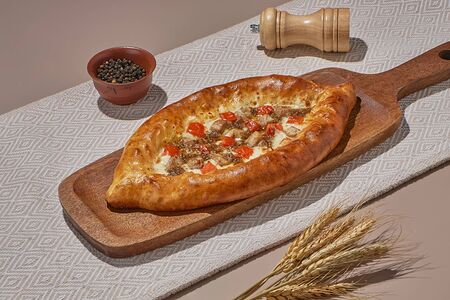 Хачапури лодочка с курочкой и ореховым соусом