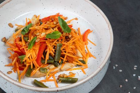 Салат из куриного филе с морковью