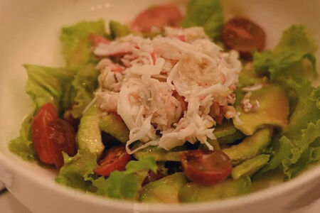 Зеленый салат с крабом