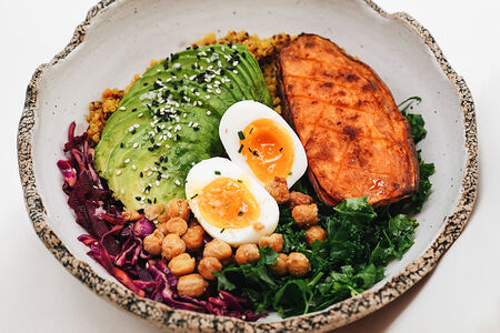 Киноа-боул с бататом