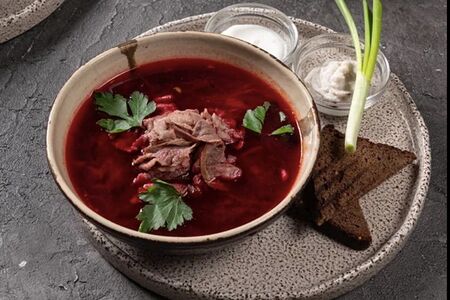 Традиционный борщ со сметаной 